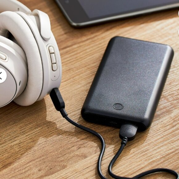 onn. 10,000 mAh Portable Battery with USB-C and USB ports, Black NIB - Picture 2 of 5